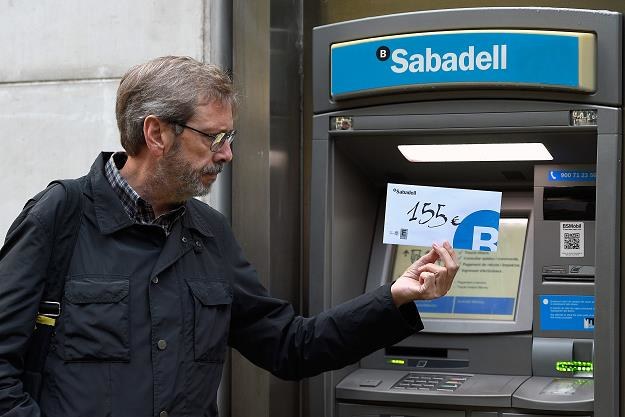 W Katalonii przed bankomatami odbywa się dzisiaj protest zwolenników secesji... /AFP