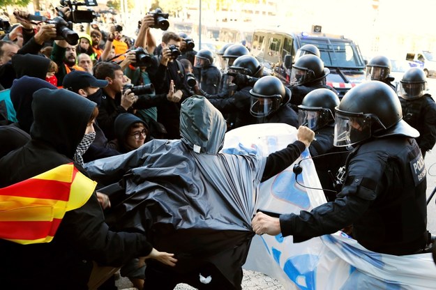 W Katalonii sprawa niepodległości wciąż wzbudza ogromne emocje. Niedawno w regionie doszło do starć z policją /	Alejandro Garcia /PAP/EPA