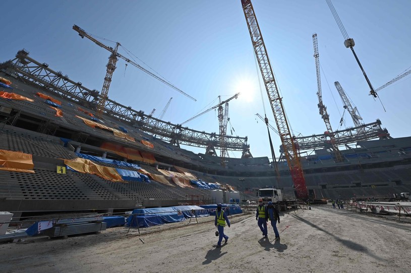 ​W Katarze zmarło ponad 6,5 tys. robotników z Azji Płd. budujących stadiony na mundial. Nz. Lusail Stadium w budowie /AFP