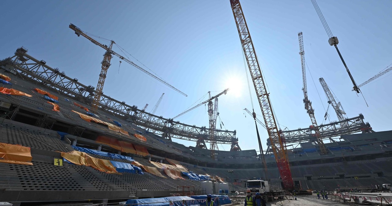 ​W Katarze zmarło ponad 6,5 tys. robotników z Azji Płd. budujących stadiony na mundial. Nz. Lusail Stadium w budowie /AFP