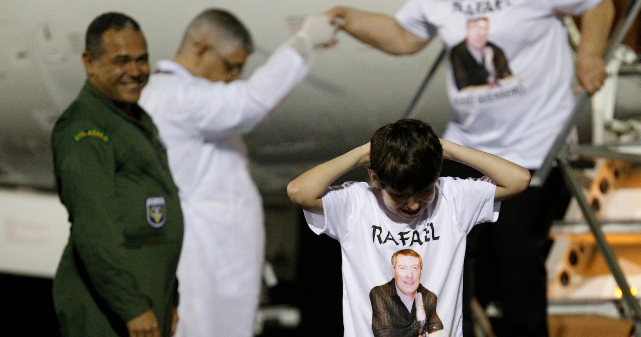 W katastrofie samolotu w Kolumbii z piłkarzami brazylijskiego klubu, zginęło 71 osób. Niektórzy pasażerowie przeżyli, jak na przykład Rafael Henzel. Na zdjęciu widać jego syna, czekającego na powrót ojca /AFP