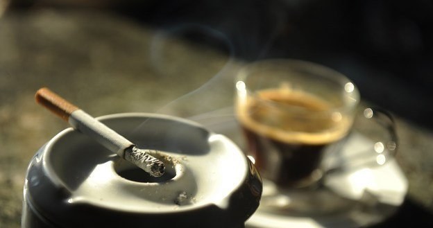 W kawiarni przy kawie już nie zapalisz! /AFP