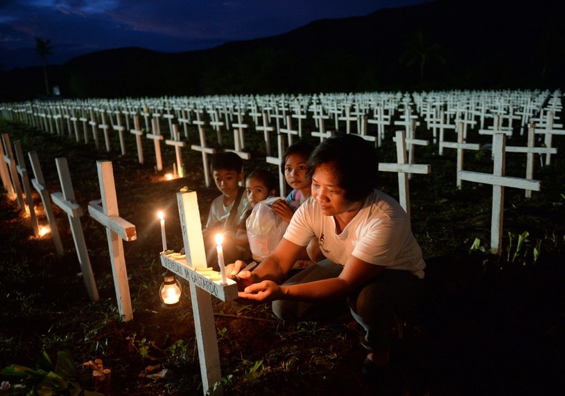 W każdą rocznicę wydarzeń z 8 listopada 2013 roku mieszkańcy Filipin urządzają manifestację. Wzywają rząd, by udzielał wsparcia ofiarom /AFP/East News