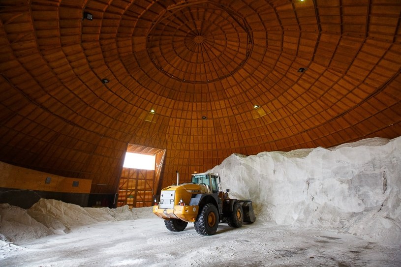 W każdym magazynie można zmieścić kilka tysięcy ton soli drogowej /GDDKiA