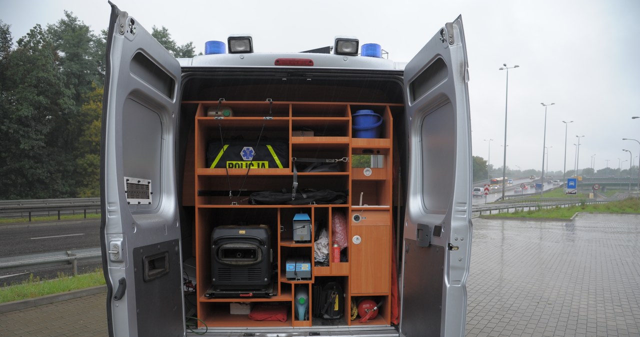 W każdym województwie policja dysponuje przynajmniej jednym autem przystosowanym do kontroli stanu technicznego pojazdów (na zdjęciach samochód stołecznej drogówki). To przewoźna stacja diagnostyczna, a zarazem biuro. /Motor