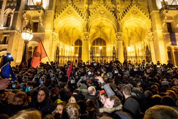 W kierunku policjantów rzucano m.in. petardy i butelki, na co funkcjonariusze odpowiadali gazem łzawiącym. /	Balazs Mohai /PAP/EPA