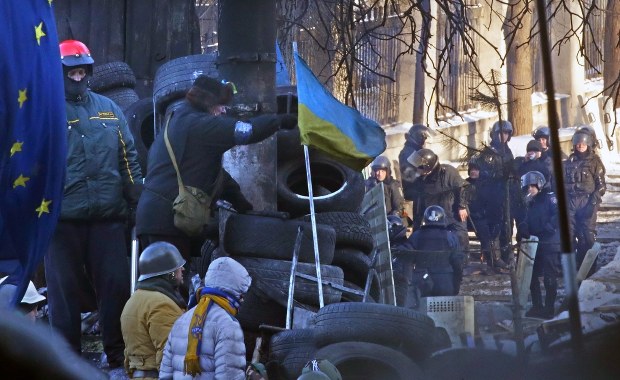 W Kijowie 20 stopni mrozu, ale Majdan trwa. Ćwiczy na wypadek ataku
