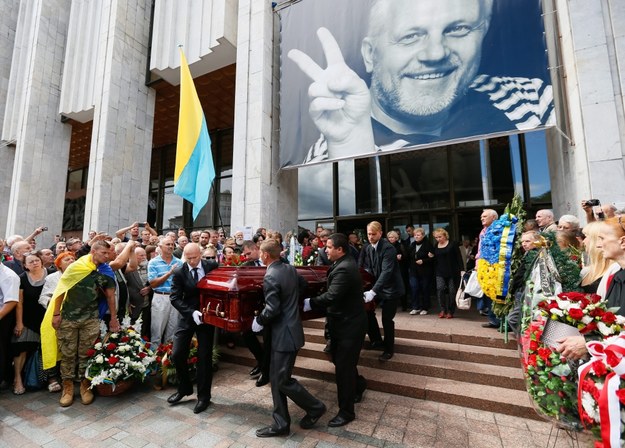 W Kijowie pożegnano zabitego w zamachu dziennikarza Pawła Szeremeta /ROMAN PILIPEY /PAP/EPA