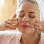 W kilka minut odmładza twarz i odświeża cerę. Tak działają kąpiele kontrastowe twarzy