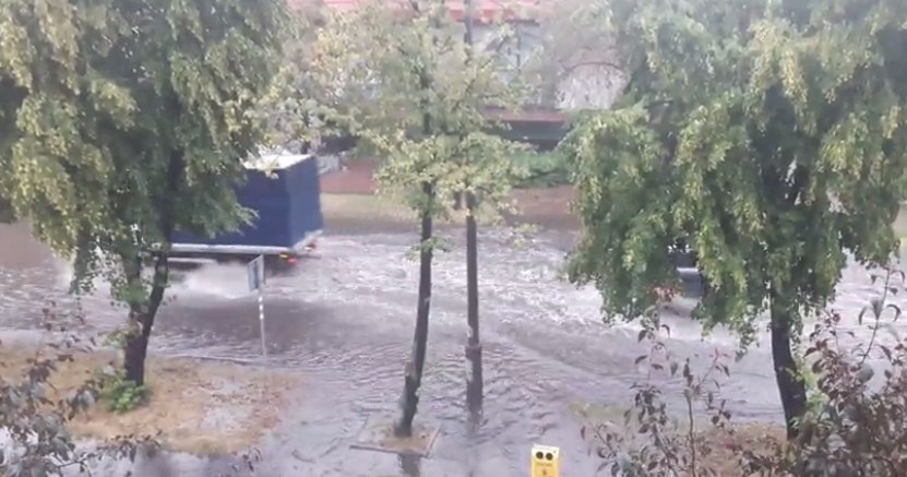 W kilka sekund ulice Oławy zamieniły się w rwące strumienie (zdjęcia przesłane na Kontakt24) /