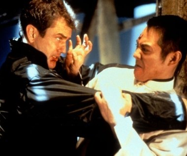 W kinie anglojęzycznym Li zadebiutował w 1998 roku w przeboju "Zabójcza broń 4". Uznawany za narodowy skarb w rodzinnych Chinach, Li wcielił się w postać niebezpiecznego bossa azjatyckiego gangu, który w filmie Richarda Donnera staje oko w oko w Melem Gibsonem. Rola stanowiła wyjątek dla Li, który we wszystkich wcześniejszych filmach zawsze grał pozytywnych bohaterów.