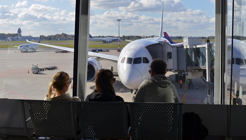 W kłębach dymu patrzyli, jak samolot odlatuje bez nich. Kuriozum w Warszawie