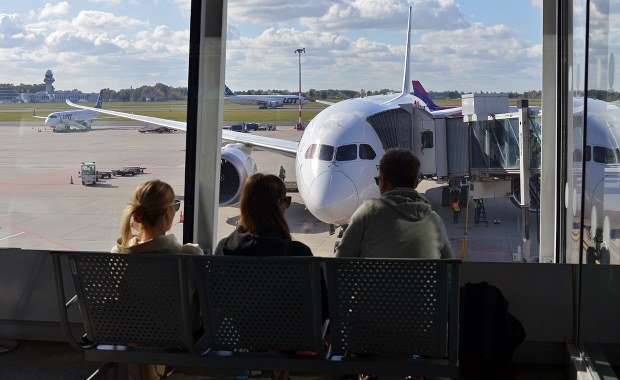 W kłębach dymu patrzyli, jak samolot odlatuje bez nich. Kuriozum w Warszawie