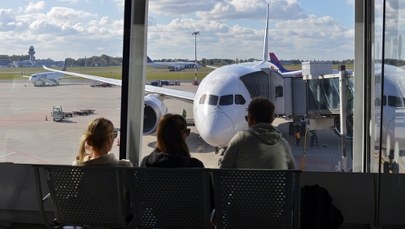 W kłębach dymu patrzyli, jak samolot odlatuje bez nich. Kuriozum w Warszawie