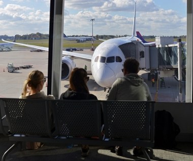 W kłębach dymu patrzyli, jak samolot odlatuje bez nich. Kuriozum w Warszawie