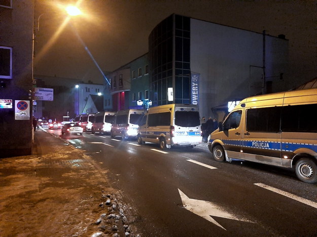 W klubie interweniowało 150 policjantów, którzy użyli m.in. broni gładkolufowej i miotaczy gazu / PAP/Policja /PAP