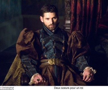 W "Kochanicach króla" - opowieści o miłości, intrydze i zdradzie, rozgrywającej się na tle burzliwych wydarzeń w XVI-wiecznej Anglii - Banę zobaczyliśmy w roli króla Henryka VIII.

"Przemówiła do mnie złożoność jego postaci. Czułem, że nawet kiedy zachowuje się źle, to jest w tym logika, którą jestem w stanie zrozumieć. Pod koniec filmu widzimy, w jakim zmierza kierunku: staje się zepsutym, nieprzewidywalnym i wręcz niebezpiecznym człowiekiem" - wyjaśniał Bana.