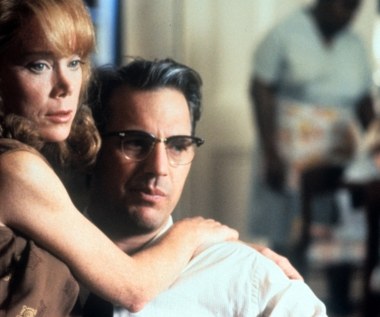 W kolejnej dekadzie grała jeszcze mniej, w dodatku nie stworzyła żadnej kreacji, która byłaby równie dobra jak te już wspomniane. Najlepsze pochodzą z filmów "JFK" (1991, na zdjęciu z Kevinem Costnerem) i "Prosta historia" (1999). 