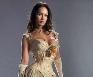 W kolejnej produkcji - opartym na popularnym komiksie westernie "Johan Hex" - Megan Fox oglądaliśmy w seksownym gorsecie z epoki. "Uważam, że w obecnej modzie jest miejsce na gorsety. One powinny powrócić. Bardzo mi się podobają" - tłumaczyła aktorka.

Fox przyznała jednak, że chwilami niełatwo było jej się poruszać na planie w niezwykle obcisłym gorsecie, szczególnie w trakcie kręcenia scen akcji. "On był naprawdę mały. Udało nam się ścisnąć mnie w pasie do szerokości 46 cm. Jednak przy scenach akcji musieliśmy go poluzować, bo wszyscy obawiali się, że w nim zemdleję" - zdradziła aktorka.

Co więcej, obcisły gorset pozostawił na żebrach Fox bolesne ślady. "Na koniec dnia, gdy go zdejmowałam, miałam w pasie wgłębienia od fiszbin. Następnego dnia musiałam go zakładać na nowo, non stop miałam go więc odciśniętego na ciele. Bolały mnie przez to żebra!" - oznajmiła Fox w wywiadzie dla telewizji MTV.