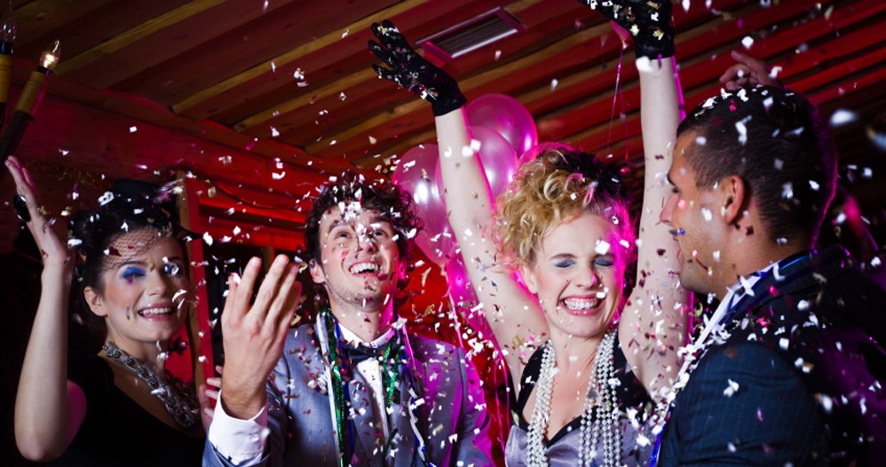 W kolejny rok warto wejść hucznie. Dobrze się bawmy i starajmy się nie martwić. Podobno jaki sylwester, taki cały rok. Zadbajmy więc, by zabawa była rewelacyjna. /123RF/PICSEL