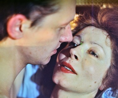 W kolejnych latach Annę Romantowską oglądaliśmy w wielu filmach Jacka Bromskiego. W "Ceremonii pogrzebowej" zagrała żonę postaci Piotra Machalicy, w "Zabij mnie glino" pomagała granemu przez Bogusława Lindę przestępcy, z kolei w "Sztuce kochania" wcieliła się w kochankę profesora Zabiełły (Wiktor Zborowski). 