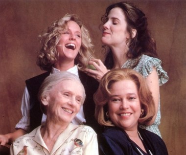 W kolejnych latach Bates oglądaliśmy m.in. w "Cieniach we mgle" Woody'ego Allena (zagrała prostytutkę), dramacie Hectora Babenco "Zabawa w Boga", czy romantycznej komedii "Druga miłość".

Najważniejszą kreację stworzyła jednak w komediodramacie Jona Avneta "Smażone zielone pomidory", gdzie oglądaliśmy ją w roli borykającej się z małżeńskimi problemami kobiety w średnim wieku, której życie zmienia się, gdy poznaje wiekową już damę.