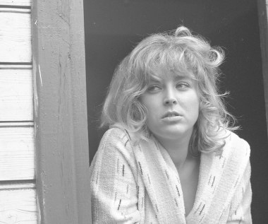 W kolejnych latach Lothe oglądaliśmy na kinowym ekranie głównie w drugoplanowych rolach. Tak było w filmie "Julia, Anna, Genowefa..." (na zdjęciu), w którym zagrała przyjaciółkę głównej bohaterki; w jeszcze mniejszych epizodach oglądaliśmy ją w "Polowaniu na muchy" Andrzeja Wajdy (redaktorka Basia w Nieporęcie) czy "Kłopotliwym gościu" Jerzego Ziarnika (koleżanka głównego bohatera).