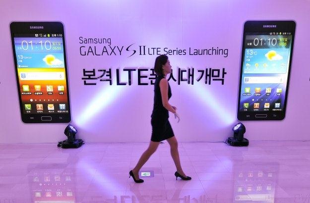 W kolejnych smartfonach Samsunga nie znajdziemy ekranów 3D /AFP