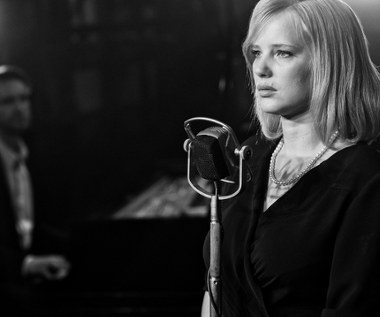 W kolejnym filmie Pawlikowskiego - "Zimnej wojnie" - Kulig zagrała Zulę, polską piosenkarkę, która w latach 50. XX wieku robi karierę w Paryżu. Aktorka brawurowo wykonała zarówno po polsku, jak i francusku standard "Mazowsza" -  "Dwa serduszka". Za pierwszym razem była to prosta, wiejska melodia, za drugim - jazzowy numer.
  
"Jej postać, jej muzyczne możliwości, energia i urok zawsze były z tyłu mojej głowy, kiedy tworzyliśmy postać Zuli” – Pawlikowski przyznał, że Joanna Kulig była Zulą już na etapie powstawania scenariusza. 



 