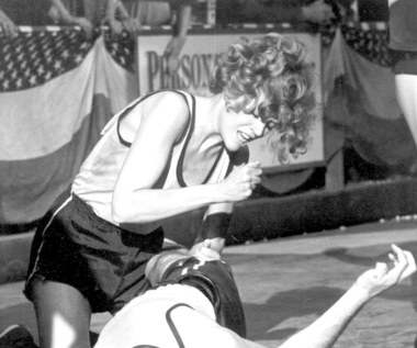 W kolejnym filmime - "Czyż nie dobija się koni?" (1969) w reżyserii Sydneya Pollacka - udowodniła jednak, że nie interesuje jej etykietka symbolu seksu. Za zniuansowaną rolę Glorii Beatty - "cynicznej malkontentki" próbującej wygrać taneczny konkurs - aktorka otrzymała pierwszą w karierze nominację do Oscara.