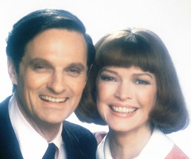 W kolejnym roku aktorka odrzuciła rolę w "Locie nad kukułczym gniazdem" (1975), ponieważ musiała zająć się chorym partnerem (Burstyn była trzykrotnie zamężna: z Williamem Alexandrem, Paulem Robertsem i Neilem Burstynem), a angaż otrzymała ostatecznie Louise Fletcher, która za kreację pielęgniarki Mildred Ratched w produkcji Milosa Formana otrzymała Oscara.

Burstyn przyjęła za to rolę u boku Alana Aldy w dramacie "Za rok o tej samej porze" (1978). Wcieliła się tam w matkę trojga dzieci, która w kalifornijskim uzdrowisku poznaje przypadkiem żonatego księgowego. Para zakochuje się w sobie, ale z oczywistych względów nie może być razem. Bohaterowie postanawiają jednak spotykać się co roku, w tym samym hotelu, by wspólnie spędzić weekend. Pięć spotkań pokazanych w filmie obejmuje 26 lat tej osobliwej znajomości, w czasie której zmieniają się zarówno sami kochankowie, jak i otaczający ich świat.