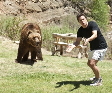 W komedii "Słyszeliście o Morganach?" (2010) ekranową partnerką Hugh Granta była Sarah Jessica Parker, jednak o wiele głośniejszym echem odbił się inny filmowy duet.

"Scena z niedźwiedziem była początkowo dosyć przerażającym doświadczeniem" - wspomina Grant. "Chociaż wszyscy twierdzili, że niedźwiedź został wychowany jak człowiek... to kiedy wychodził ze swojej przyczepy, wysoki na 4 metry i zgodnie z sugestiami nie mogłem patrzyć mu w oczy, to było to trochę zatrważające" - dodawał aktor.
	
Partner Granta to doświadczony aktor. Niedźwiedzia Bart pojawiał się już w filmach "Dr. Dolittle 2", "Without a Paddle" oraz "Wszystko za życie".	