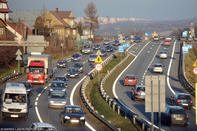 W kończącym się roku oddano do użytku niewiele nowych dróg /Marek Lasyk  /Reporter