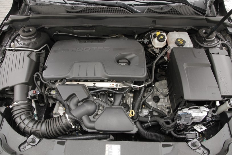 W konstrukcji silników benzynowych panuje spore zróżnicowanie. Chevrolet postawił na dużą pojemność, Ford i Opel zastąpiły ją turbodoładowaniem, Toyota wybrała zaawansowany układ rozrządu. Napęd Malibu pracuje cicho, ale zapewnia umiarkowaną dynamikę i jest łasy na paliwo. /Auto Moto