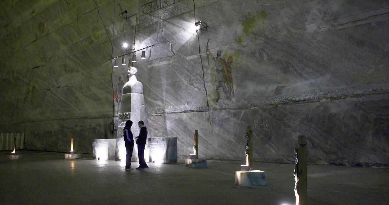 W kopalni znajduje się również Genesis Hall z solnymi pomnikami dawnych królów i władców starożytnej Dacji /Thierry Tronnel/Corbis  /Getty Images