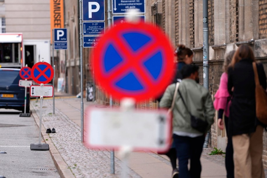 W Kopenhadze w centrum i wokół zamku Christiansborg wprowadzono zakaz parkowania /LISELOTTE SABROE    /PAP/EPA