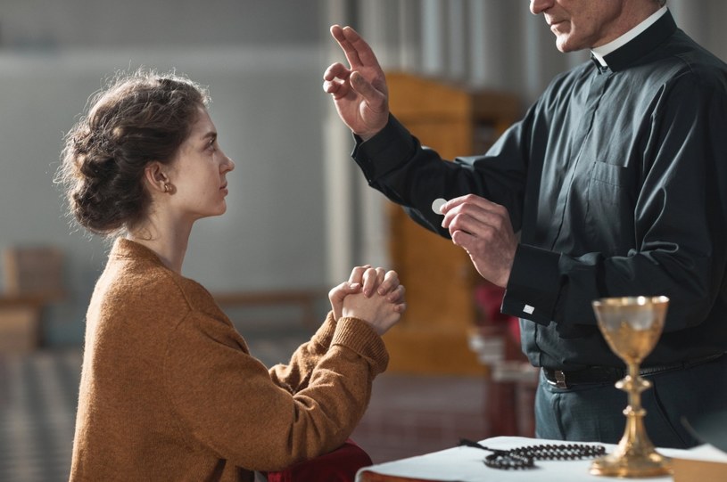 W kościele raczej powinniśmy prezentować się skromnie /123RF/PICSEL