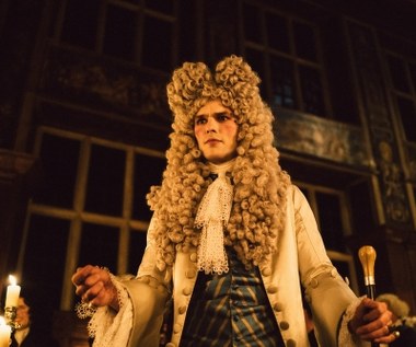 W kostiumowym dramacie 'Faworyta" Houlta oglądaliśmy w roli Roberta Harleya, 1. hrabię Oxfordu i Mortimer, głównego ministra królowej Anny i miłośnika ekstrawaganckich strojów.
 
"W pełnej charakteryzacji, peruce i na wysokich obcasach Nick Hoult wyglądał jak urzekający super model" - mówiła o koledze z planu Rachel Weisz.