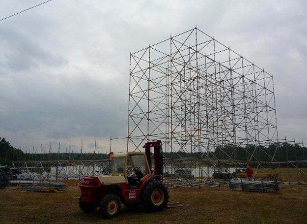W Kostrzynie nad Odrą trwa budowa sceny XVII Przystanku Woodstock /WOŚP