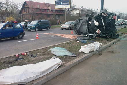 W koszmarnym wypadku BMW na ulicy Bora Komorowskiego w Krakowie śmierć poniosły dwie osoby. /INTERIA.PL