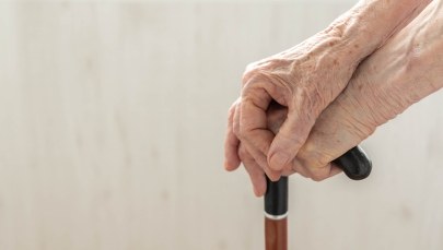 W koszuli nocnej i kapciach błąkała się po mieście. Seniorce pomogli policjanci