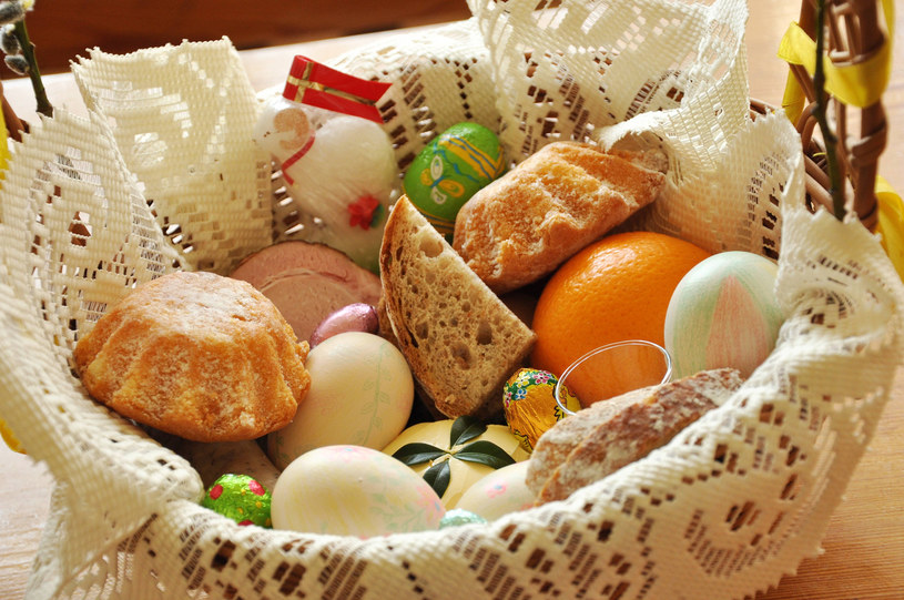 W koszyczku wielkanocnym znajdują się produkty spożywcze, które są symbolem w religii chrześcijańskiej /123RF/PICSEL