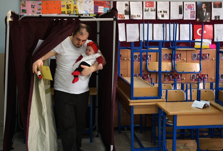 W kraju, gdzie zazwyczaj frekwencja oscyluje wokół 80 proc., do głosowania uprawnionych było ok. 54 mln obywateli /DENIZ TOPRAK /PAP/EPA