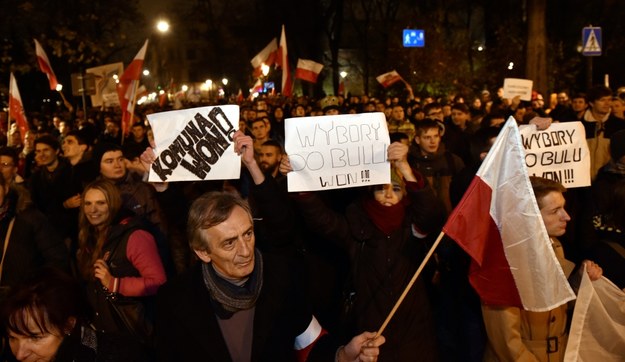 W Krakowie kilkuset ludzi protestowało przeciwko - jak mówili - sfałszowaniu wyników wyborów samorządowych /Jacek Bednarczyk /PAP