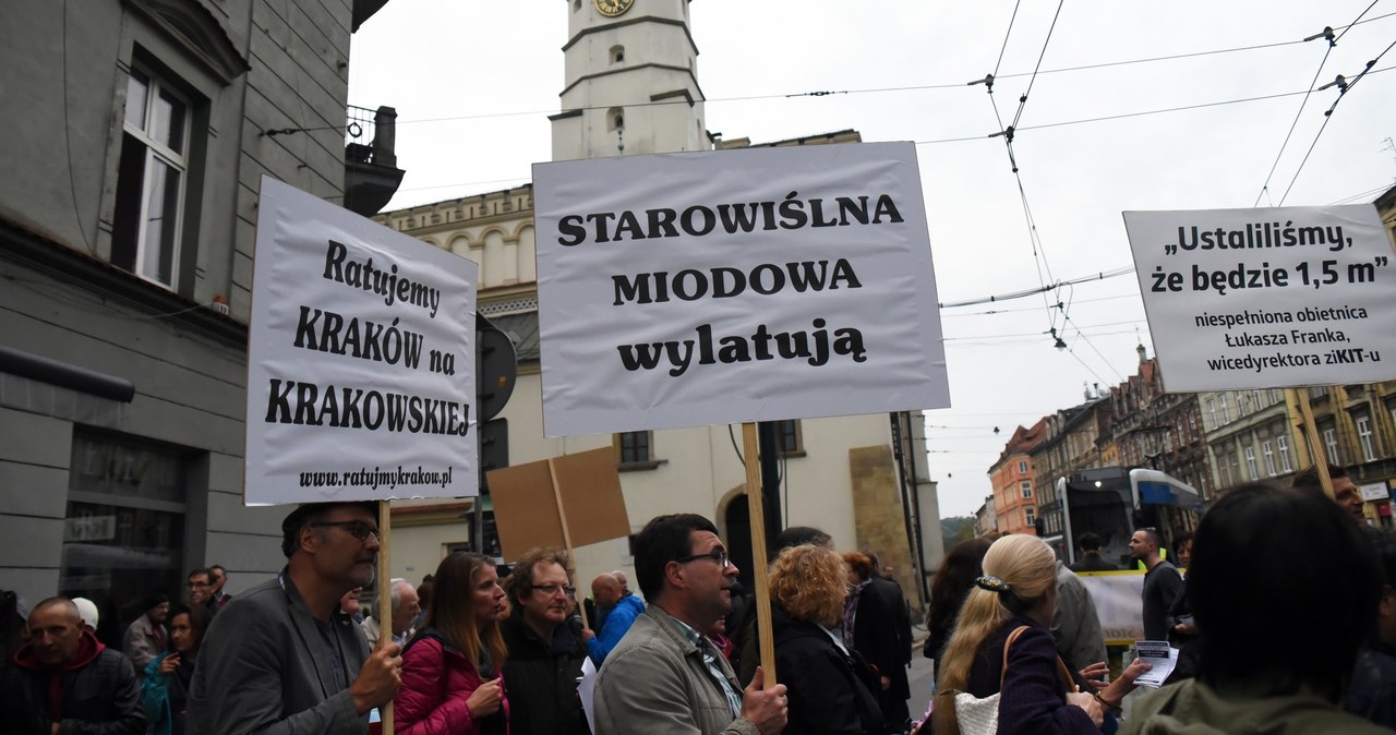 W Krakowie odbył się protest przeciw likwidacji 3 tys. miejsc parkingowych /Marek Lasyk  /Reporter