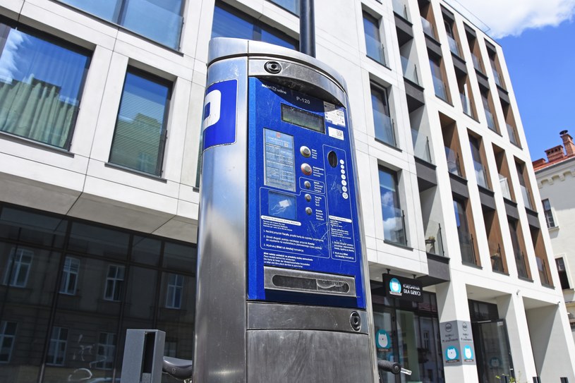 W Krakowie opłaty za parkowanie nie są elementem kształtowania polityki transportowej tylko prostym łupieniem kierowców /Jacek Boroń /Reporter