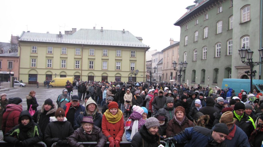 W Krakowie po choinki od RMF FM ustawiła się ogromna kolejka chętnych /Józef Polewka /RMF FM
