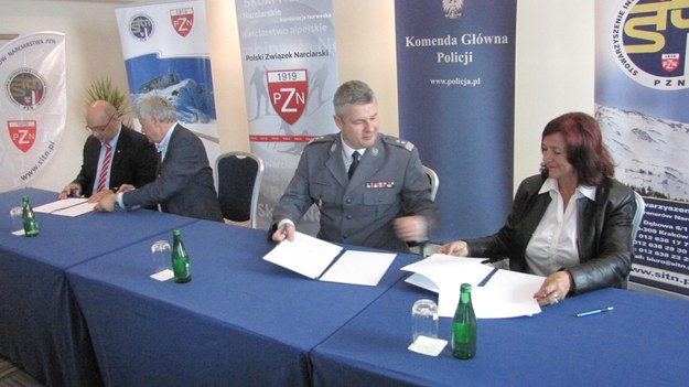 W Krakowie podpisano umowę pomiędzy Komendą Główną Policji, Stowarzyszeniem Trenerów i Instruktorów Narciarstwa oraz PZN /Józef Polewka /Archiwum RMF FM