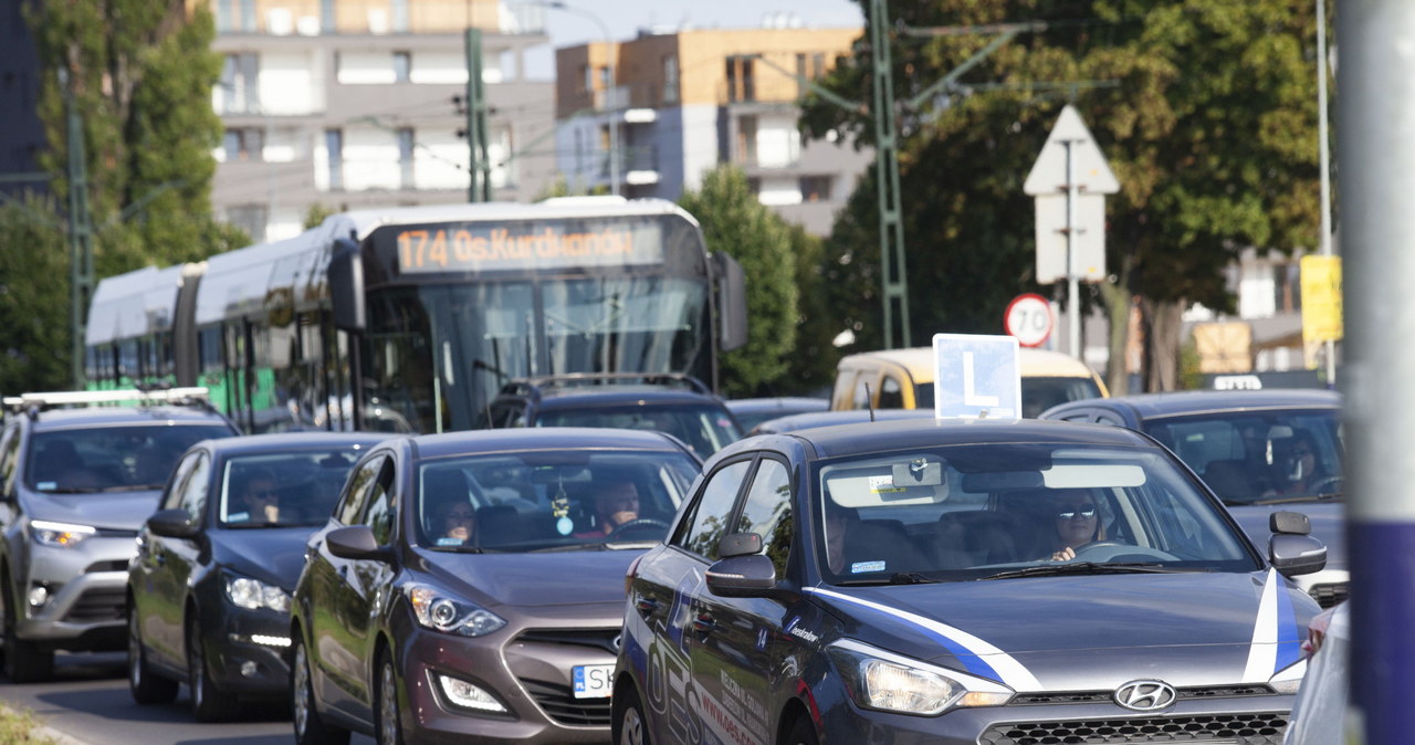 W Krakowie stoi się w centrum i na peryferiach, czy słońce czy deszcz. Autobusy również /Joanna Urbaniec, Gazeta Krakowska /East News