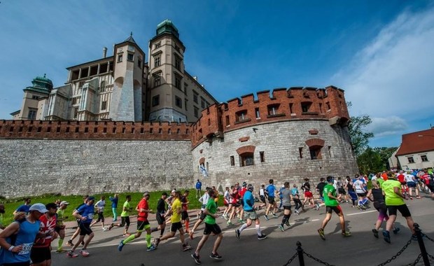 ​W Krakowie w niedzielę dwa biegi charytatywne. Będą zmiany w organizacji ruchu